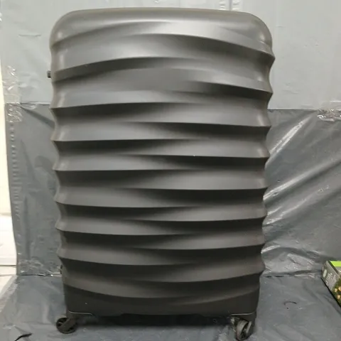 IT LUGGAGE HARDSHELL LARGE SUITCASE IN BLACK