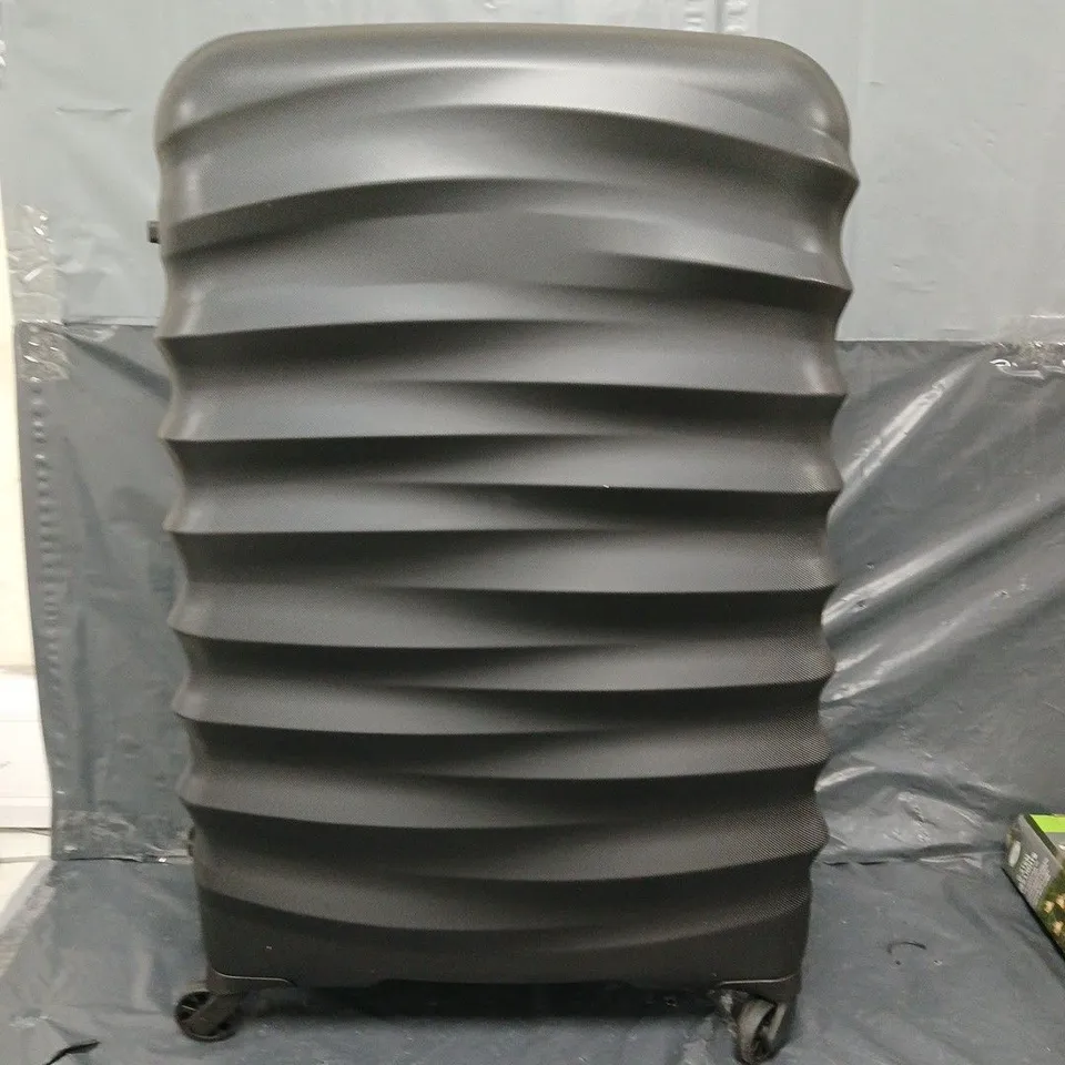 IT LUGGAGE HARDSHELL LARGE SUITCASE IN BLACK