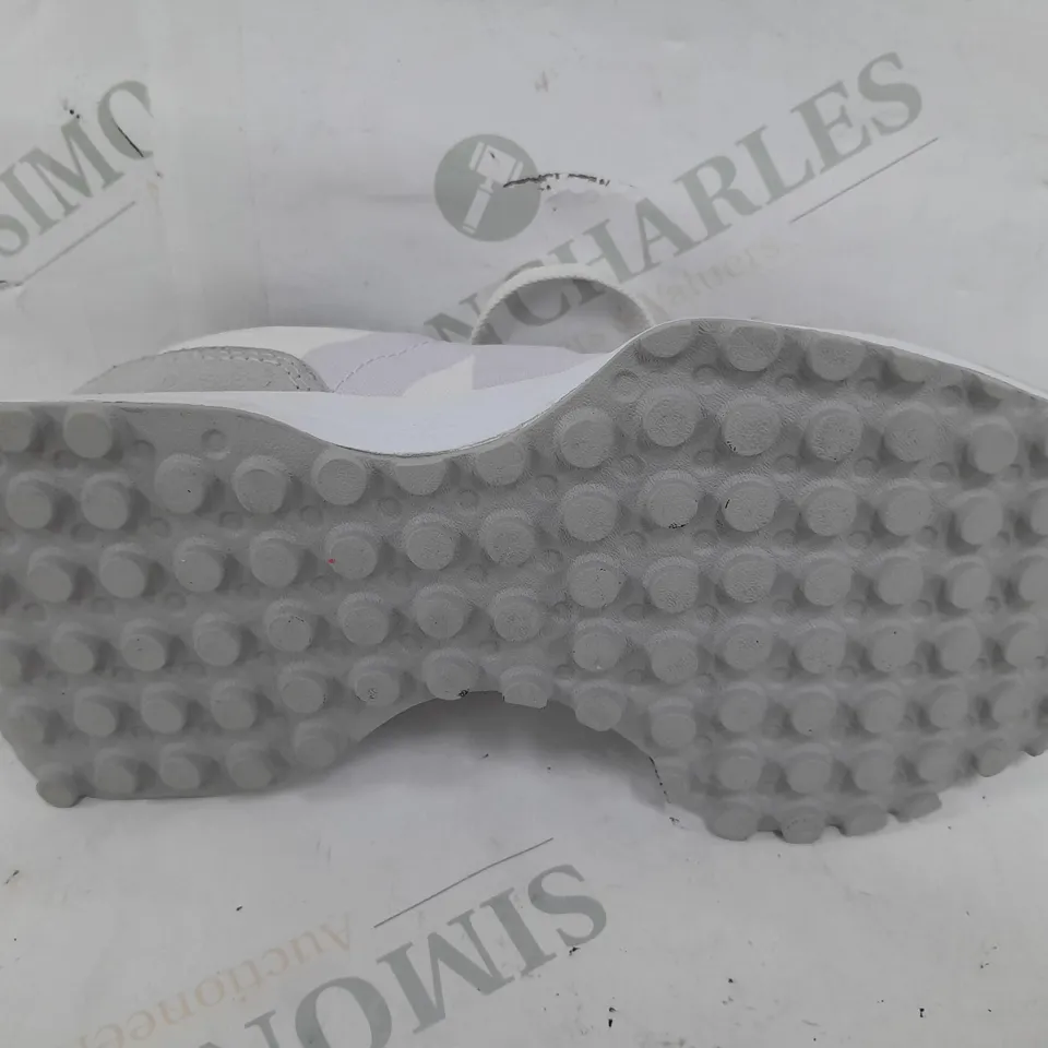 PAIR OF NEW BALANCE LACE UP TRAINERS IN GREY/WHITE - UK 4