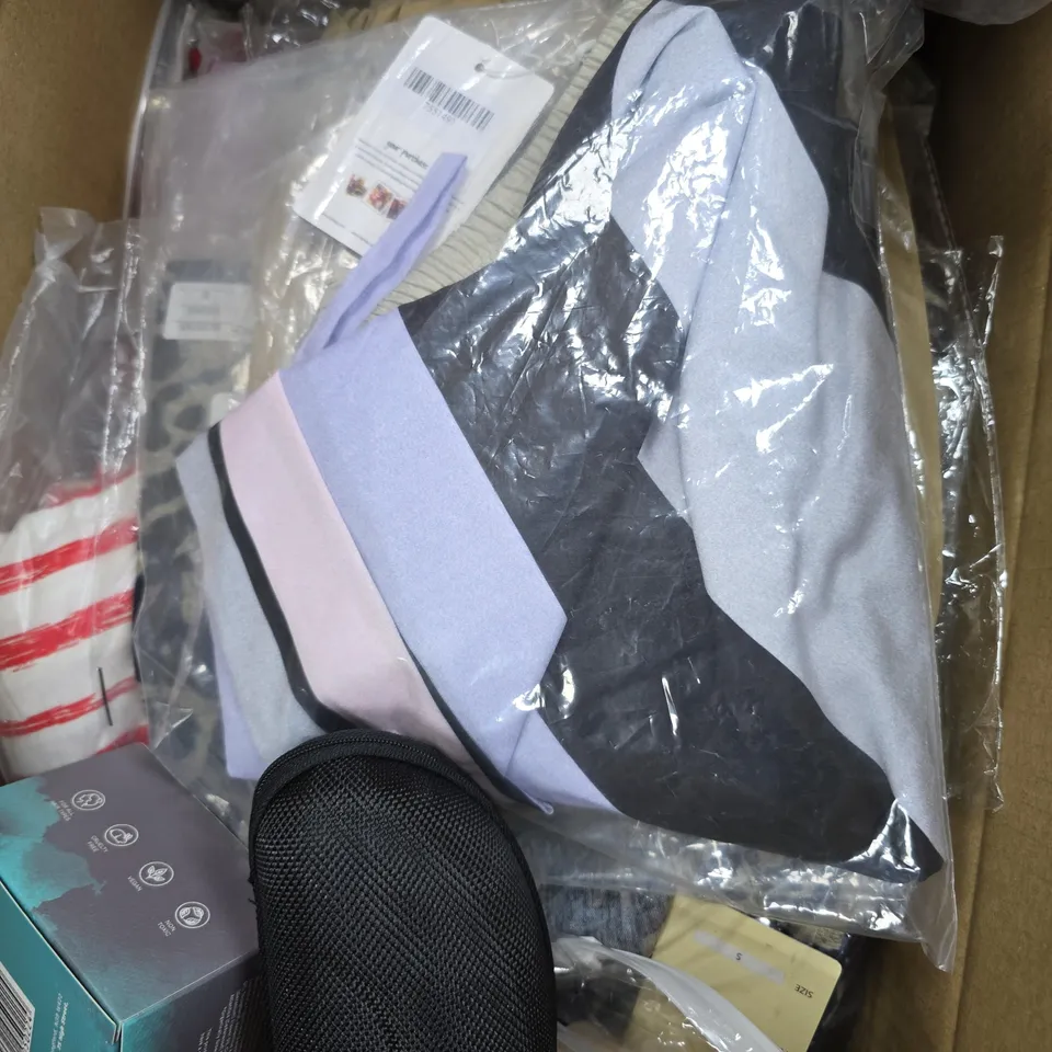 APPROX 20 ASSORTED ITEMS OF CLOTHING IN VARIOUS SIZES TO INCLUDE TOPS, JUMPERS, DRESSES, ETC