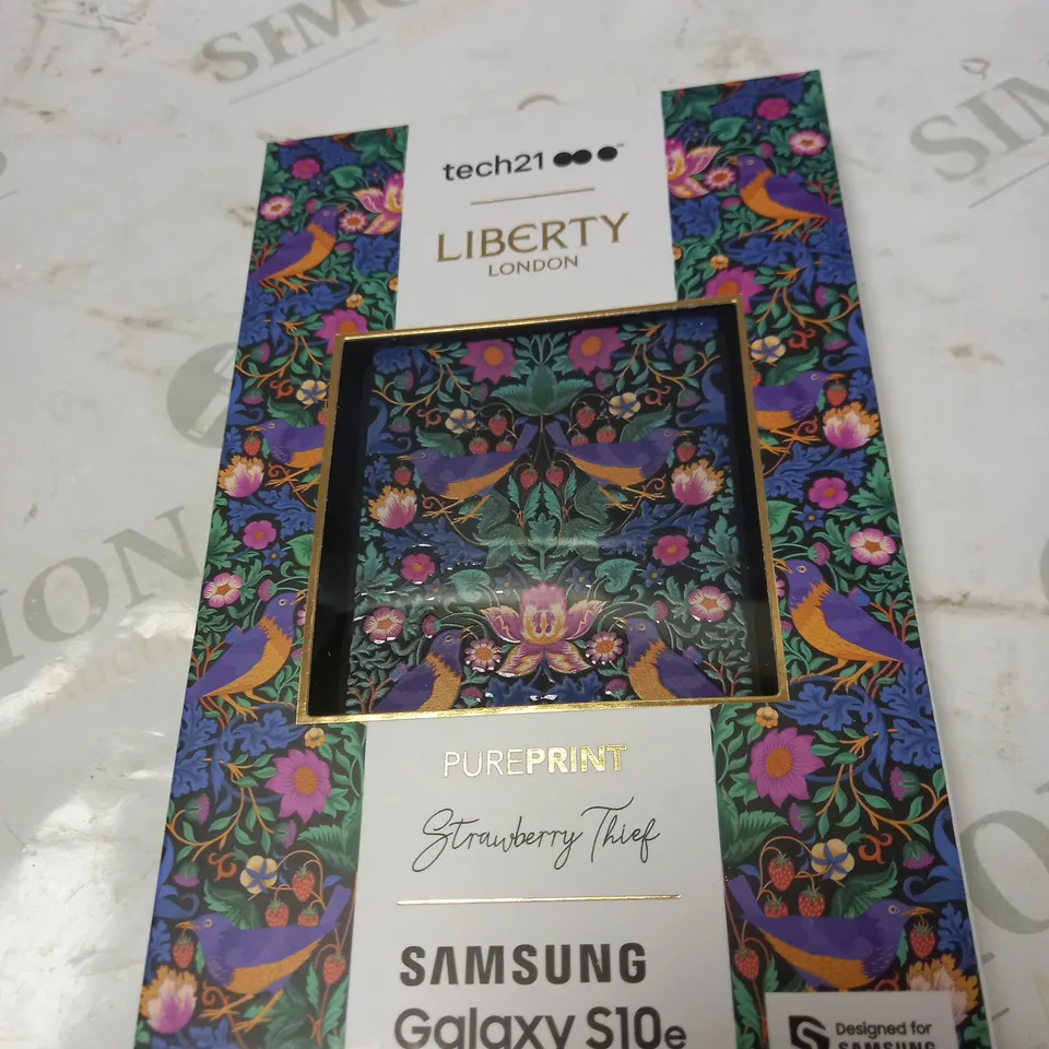 LOT OF APPROX 64 TO INCLUDE TECH21 LIBERTY LONDON PURE PRINT STRAWBERRY THIEF SAMSUNG GALAXY S10E CASE