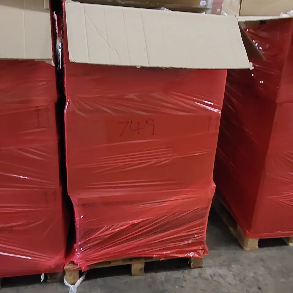 PALLET TO CONTAIN ASSORTED HOUSEHOLD ITEMS. INCLUDES COWBOY STYLE HAT, TOYS, DECORATIVE ITEMS, WOMEN'S BAGS, TOWER FANS ETC