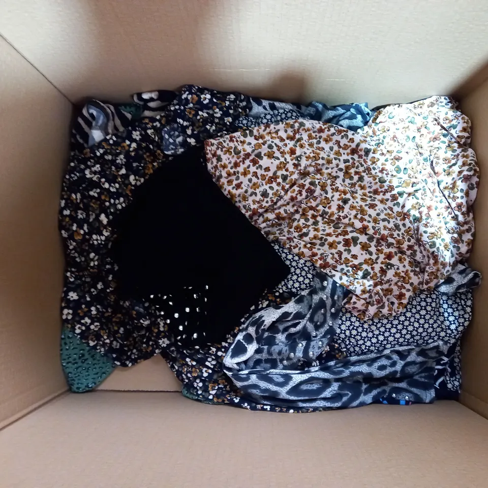 BOX OF APPROX. 20 ASSORTED CLOTHING ITEMS TO INCLUDE PHASE EIGHT TOP, FINERY FLORAL DRESS, FRANK USHER PANTS, ETC. 