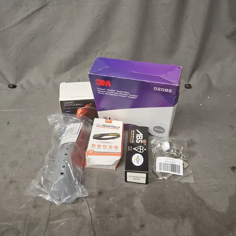 APPROXIMATELY 12 ASSORTED HOUSEHOLD ITEMS TO INCLUDE 3M TRIZACT FOAM DISCS, LED HEADTORCH, SMART DODGEBALL DOG TOY, ETC