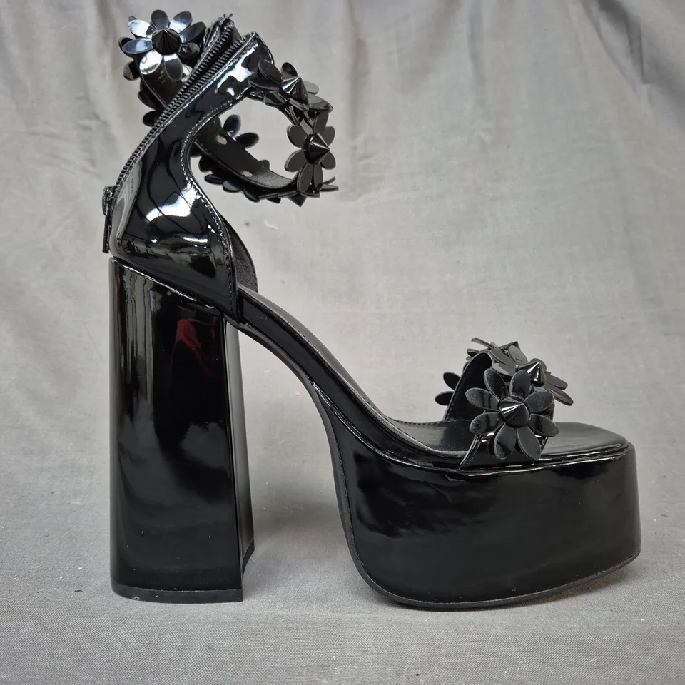 BOXED PAIR OF KOI OPEN TOE PLATFORM BLOCK HEEL SANDALS IN BLACK W. FLORAL DETAIL UK SIZE 5