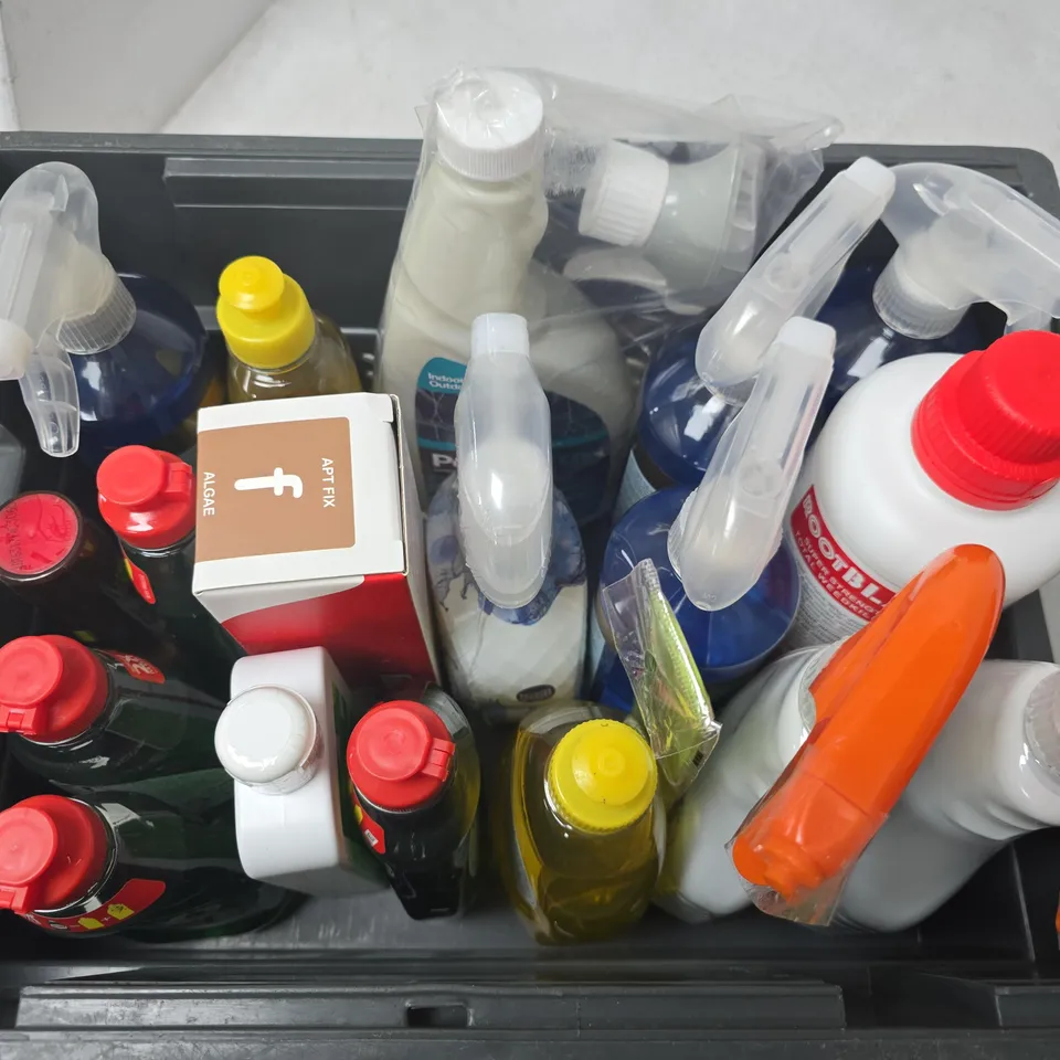 APPROXIMATELY 18 ASSORTED HOUSEHOLD LIQUID PRODUCTS TO INCLUDE FAIRY ORIGINAL, PESTSPRAY, FABULOSA MULTI-SURFACE CLEANER, ETC - COLLECTION ONLY