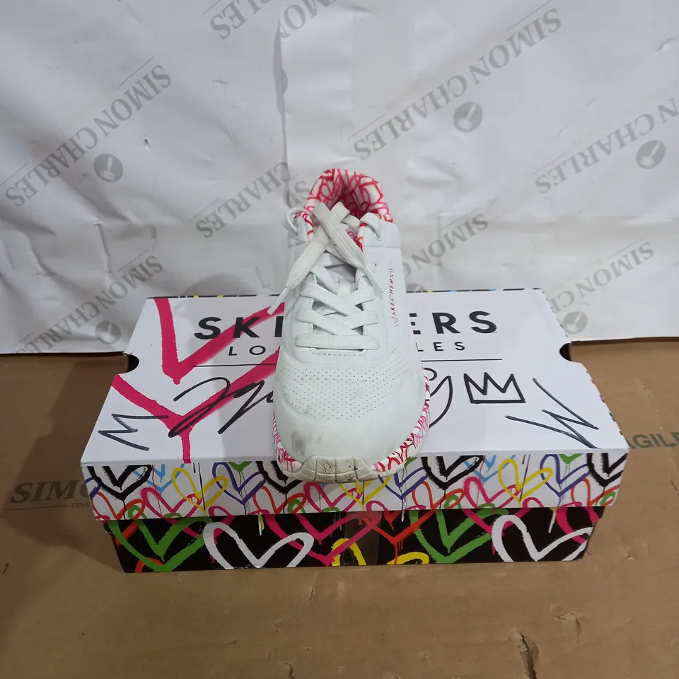 SKECHERS UNO LOVING GOLDCROWN DESIGN TRAINER SIZE 4.5