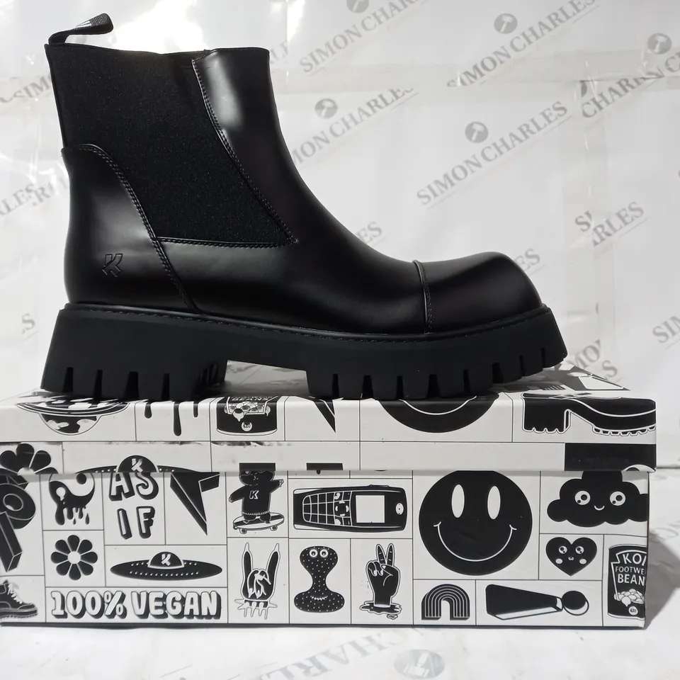 BRAND NEW BOXED PAIR OF KOI VEGAN LEATHER GIVER OF FREEDOM MEN'S SQUARE TOE CHELSEA BOOTS IN BLACK UK SIZE 9