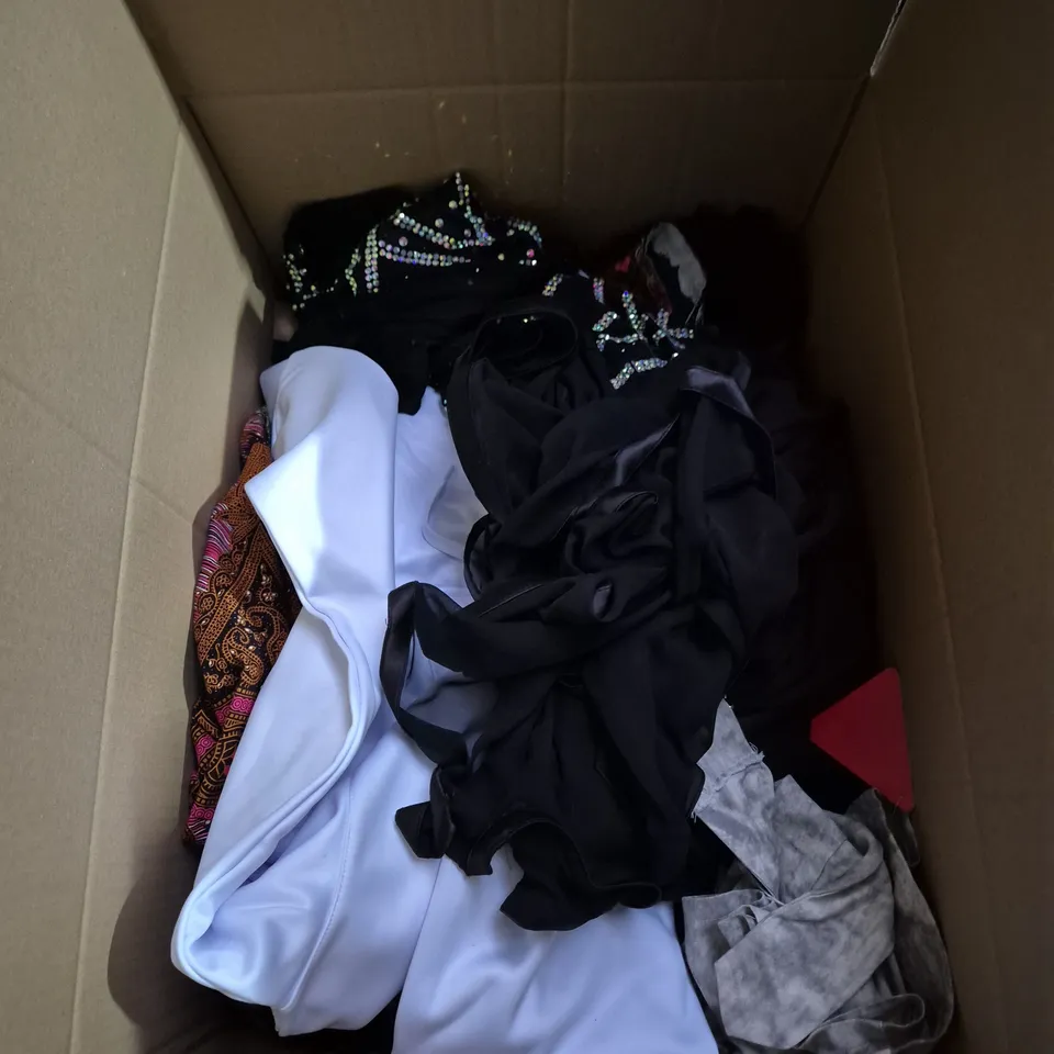 BOX OF APPROXIMATELY 20 ASSORTED CLOTHING ITEMS TO INCLUDE DRESS, TOPS, TROUSERS, ETC