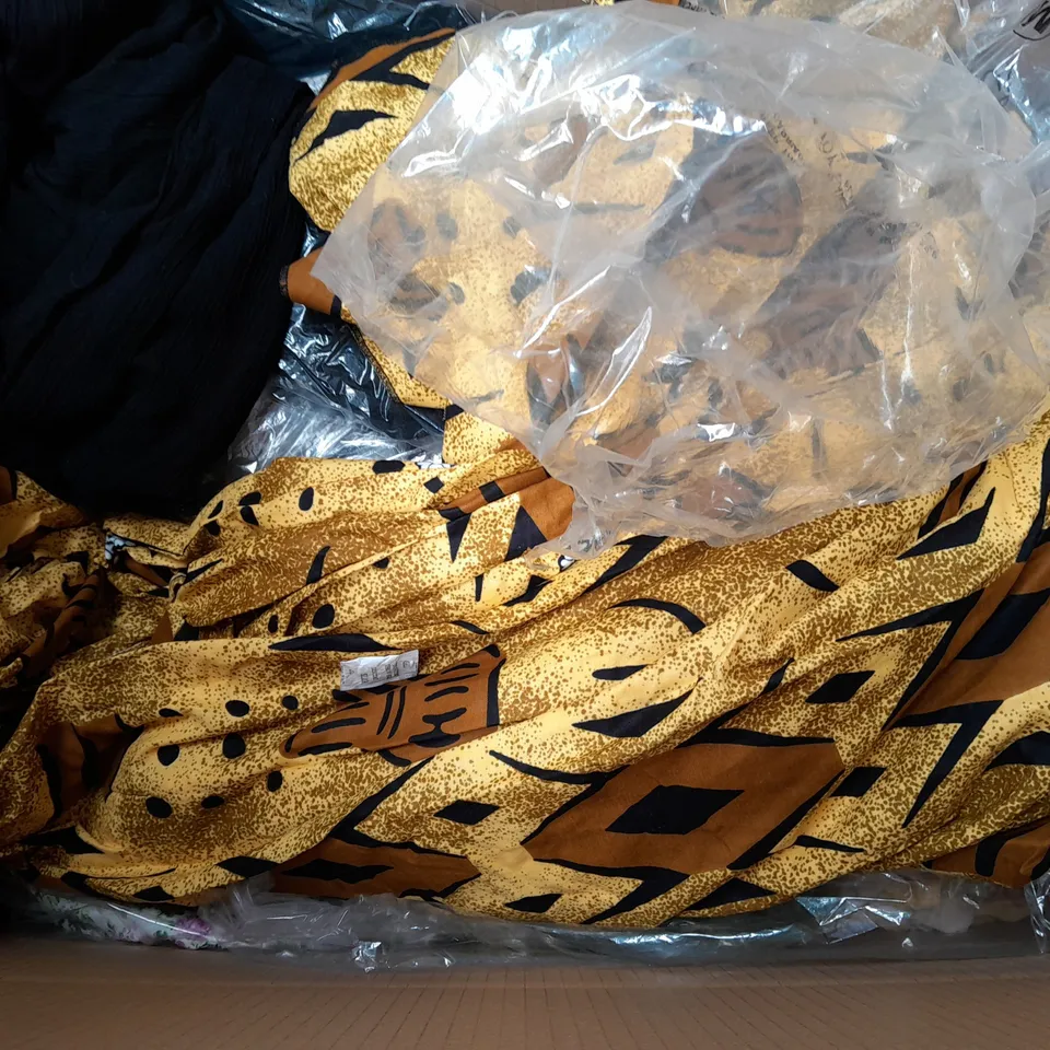 BOX OF APPROXIMATELY 25 ASSORTED CLOTHING ITEMS TO INCLUDE - HAT , BOXERS , POLO SHIRT ETC