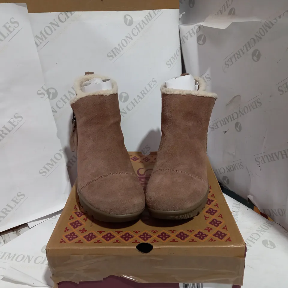 SKECHERS AIR-COOLED MEMORY FOAM WEDGE ANKLE BOOTS - SIZE 6.5 