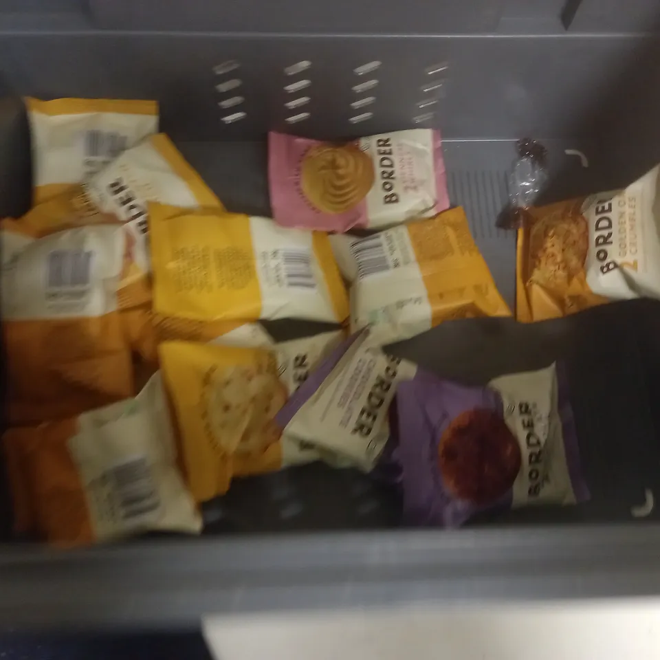 LOT OF ASSORTED FOOD ITEMS TO INCLUDE JERSEY CREAM FUDGE, PICK N MIX AND CANDY KITTENS
