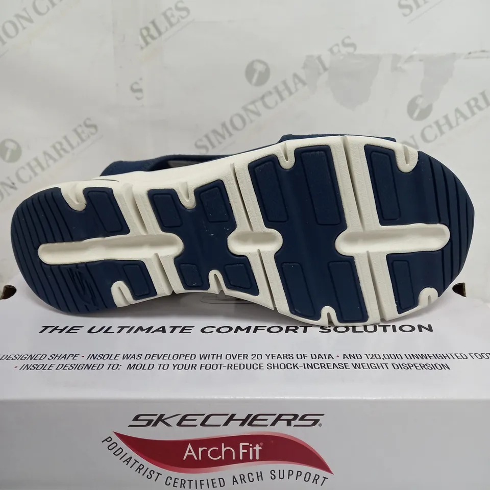 BOXED PAIR OF SKECHERS CITY CATCH SANDALS IN NAVY SIZE 6