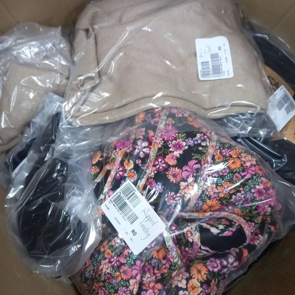 BOX OF APPROXIMATELY 15 ASSORTED CLOTHING ITEMS TO INCLUDE BLACK TIGHTS, BIG SOCKS, BLUE LONG SLEEVE TOPE ETC