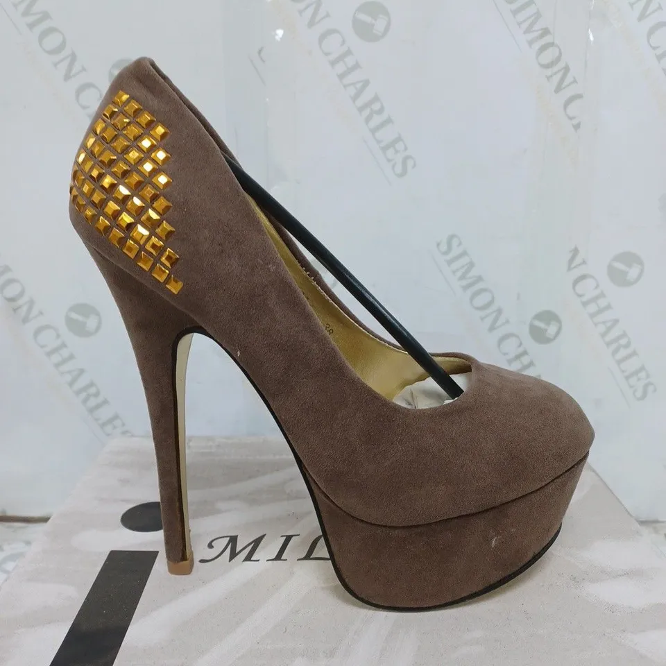 BOX OF 10 MILAYA KHAKI HEELS SIZES VARY   