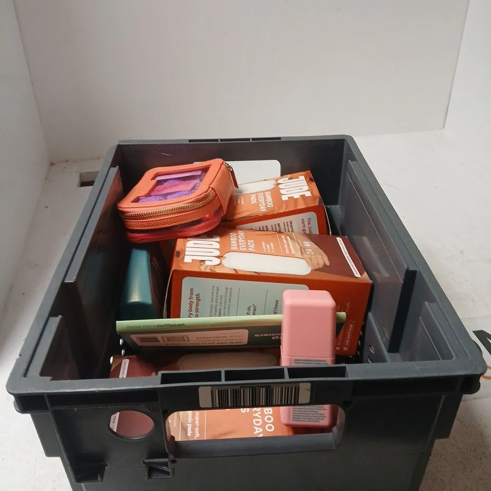 TOTE OF APPROXIMATELY 12 ASSORTED COSMETIC ITEMS TO INCLUDE JUDE BAMBOO EVERYDAY PADS, HEAD AND SHOULDERS, EVE CURLS, BYOMA ETC
