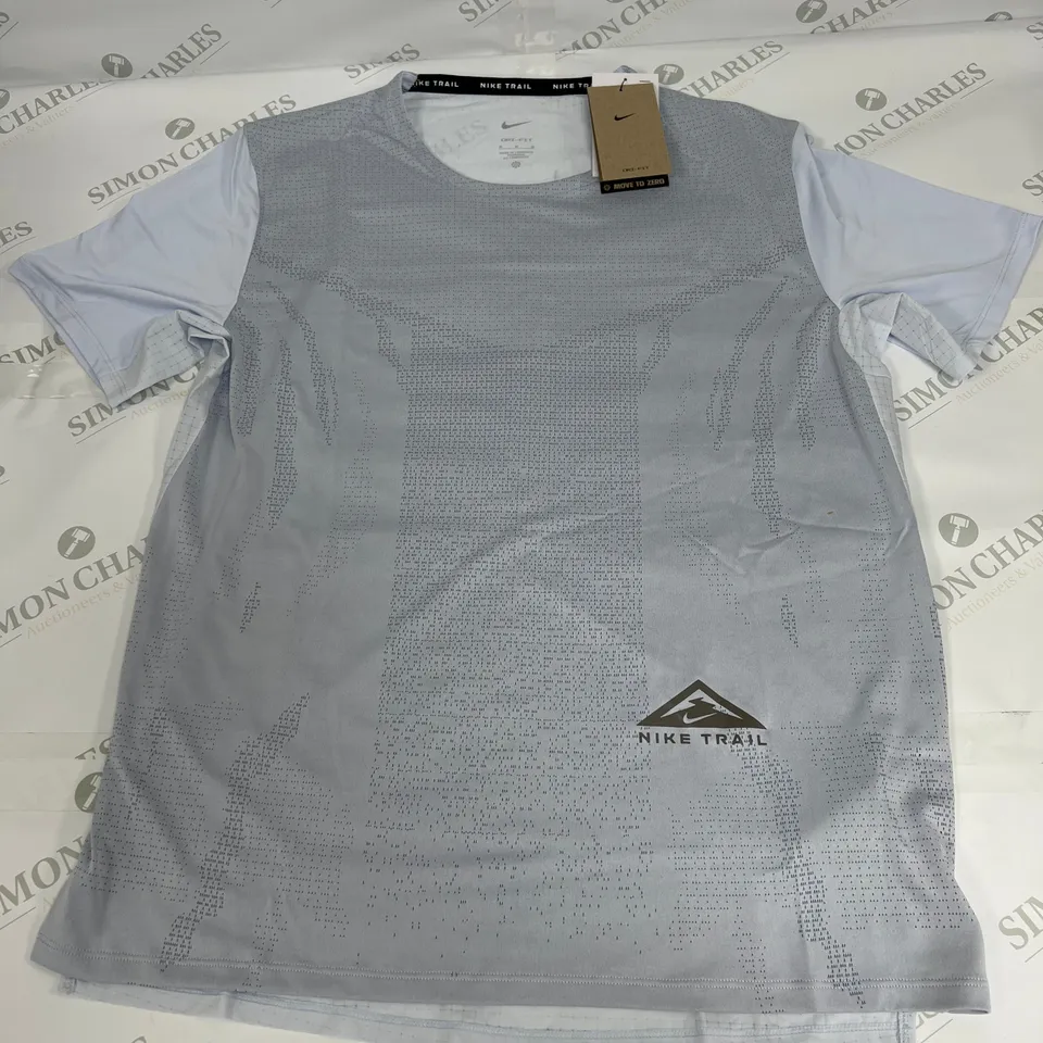 NIKE TRAIL LIGHTWEIGHT BREATHABLE RUNNING TOP IN GREY SIZE MEDIUM