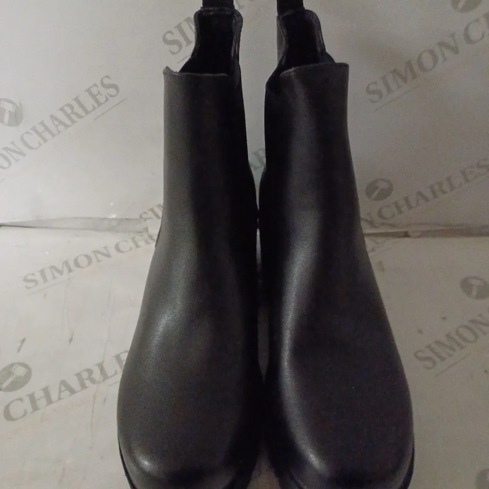 PAIR OF KOI WOMEN'S ORSON SWITCH CHELSEA BOOTS SIZE 6