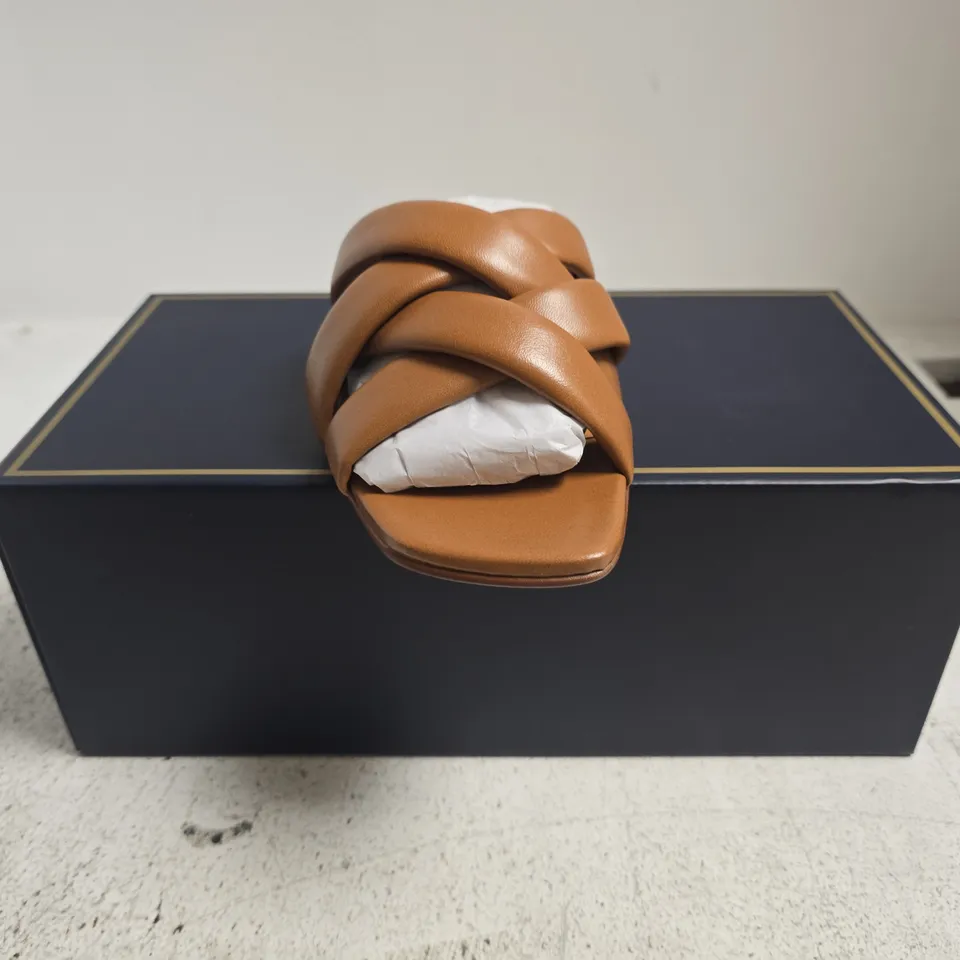 BOXED PAIR OF FAIRFAX & FAVOR WOMEN'S EBURY SANDALS IN TAN LEATHER SIZE UK 6