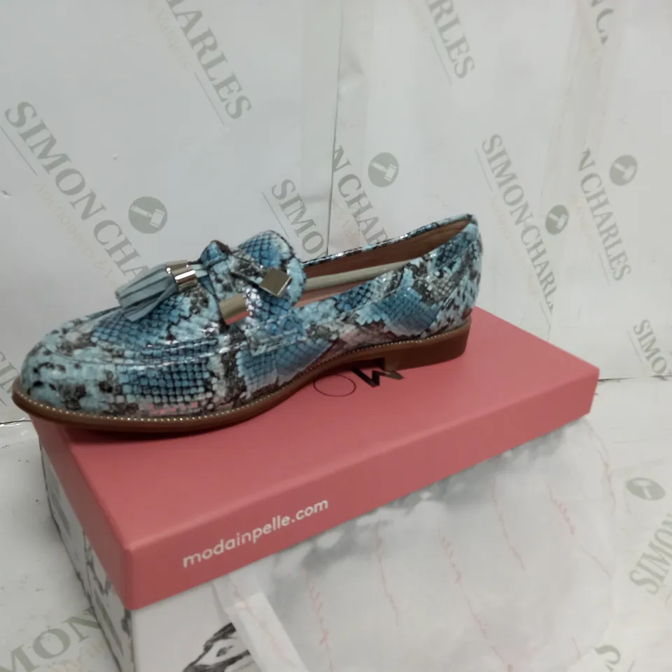 BOXED MODAINPELLE BLUE SNAKE PRINT SHOES SIZE 5