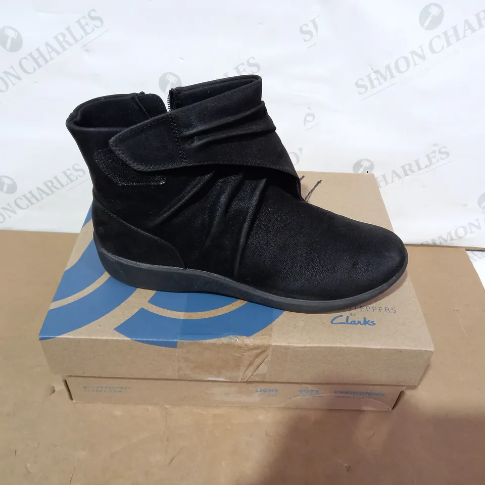 BOXED PAIR OF CLARKS - SIZE 6D