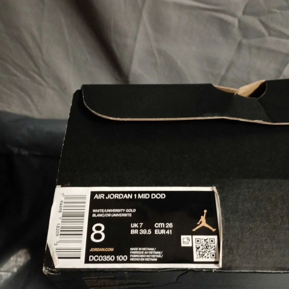 BOXED PAIR OF AIR JORDAN 1 MID PARA MI SNEAKERS – UK SIZE 7