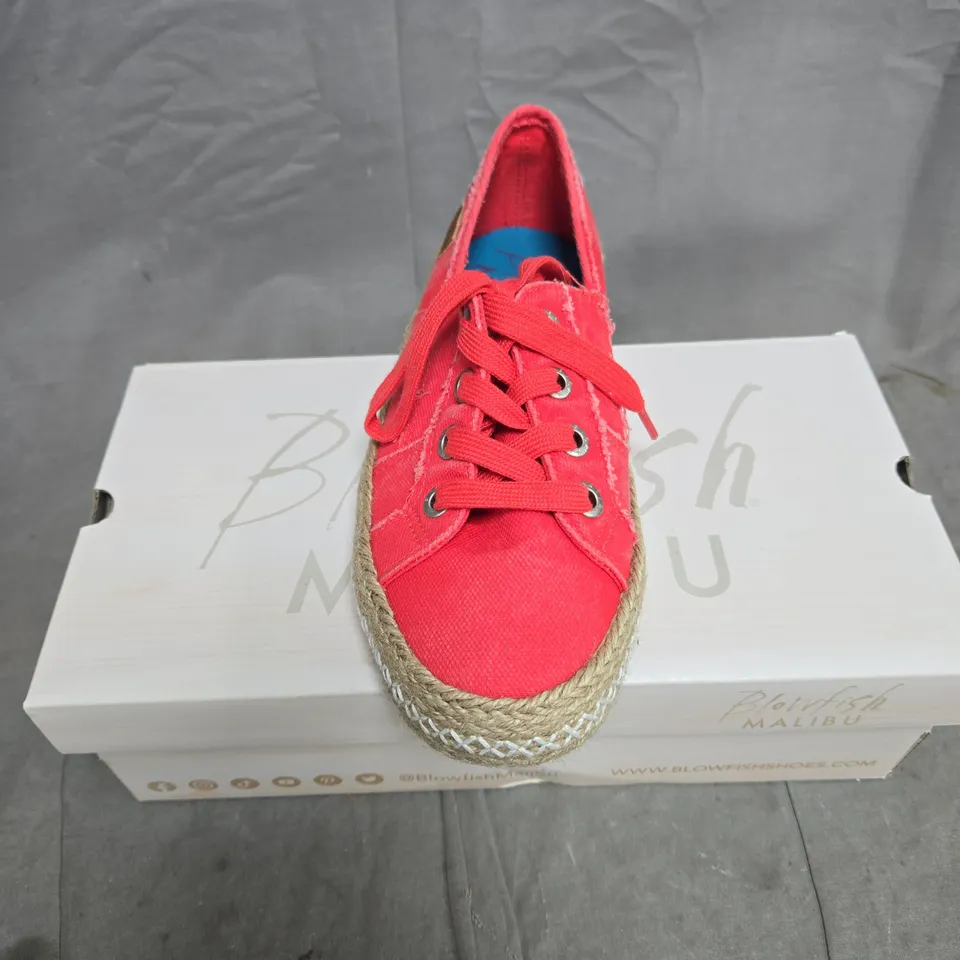 BOX PAIR OF BLOWFISH MALIBU SNEAKERS IN BITTERSWEET SIZE 7