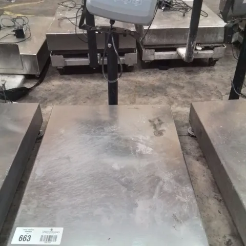 COMMERCIAL FLOOR SCALE WITH DEFENDER 3000 DISPLAY