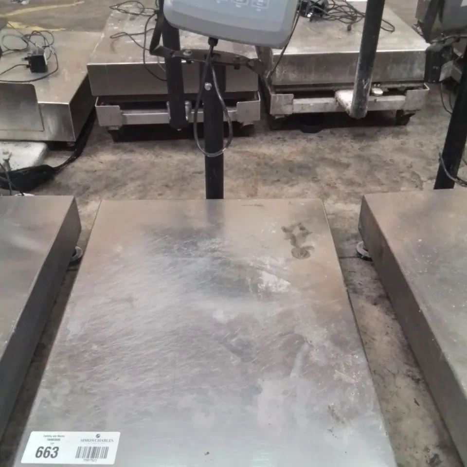 COMMERCIAL FLOOR SCALE WITH DEFENDER 3000 DISPLAY