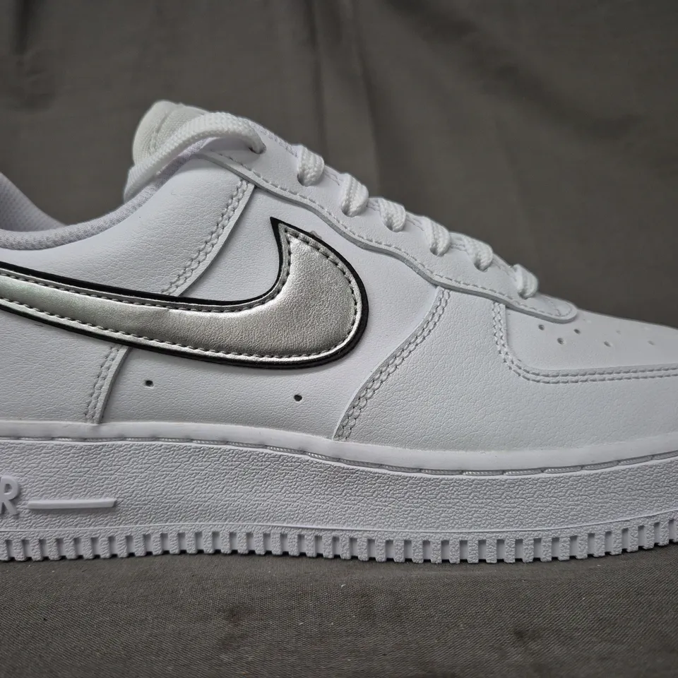 BRAND NEW BOXED PAIR OF NIKE WOMEN'S AIR FORCE 1 '07 ESS SHOES IN WHITE/METALLIC SILVER UK SIZE 5.5