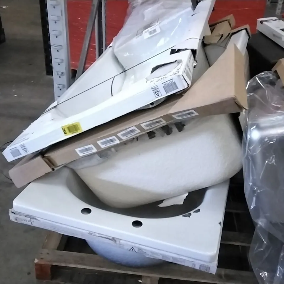 PALLET OF ASSORTED BATHTUBS AND PANELS 