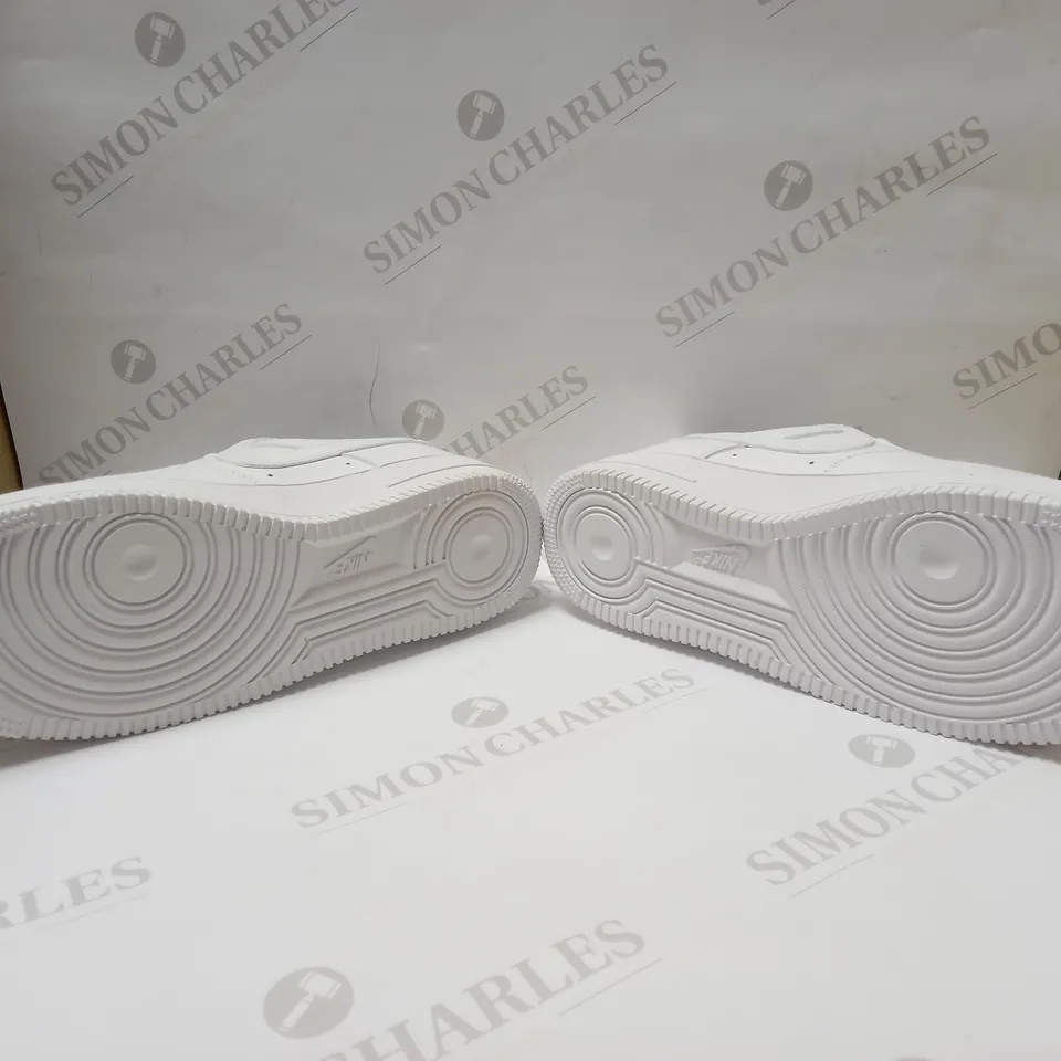 PAIR OF NIKE AIR FORCE 1 IN WHITE SIZE 8 AND HALF