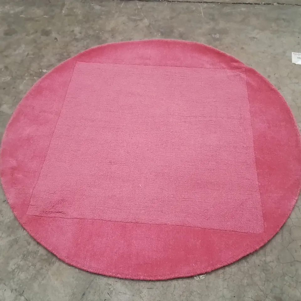 QUALITY DESIGNER AREA RUG - APPROXIMATELY 130X130CM