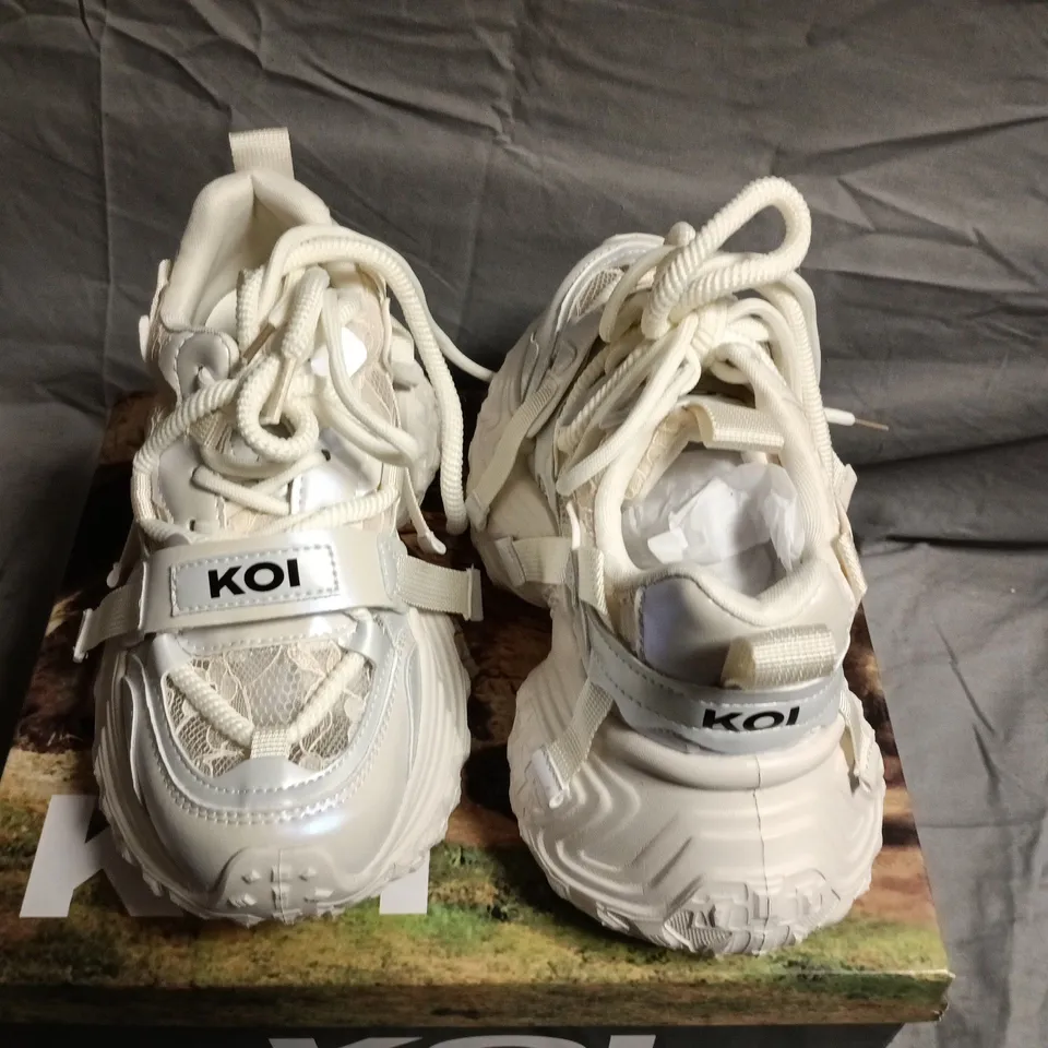 BOXED PAIR OF FROZEN SHORES MEGA CHUNKY TRAINERS IN VANILLA - UK 5