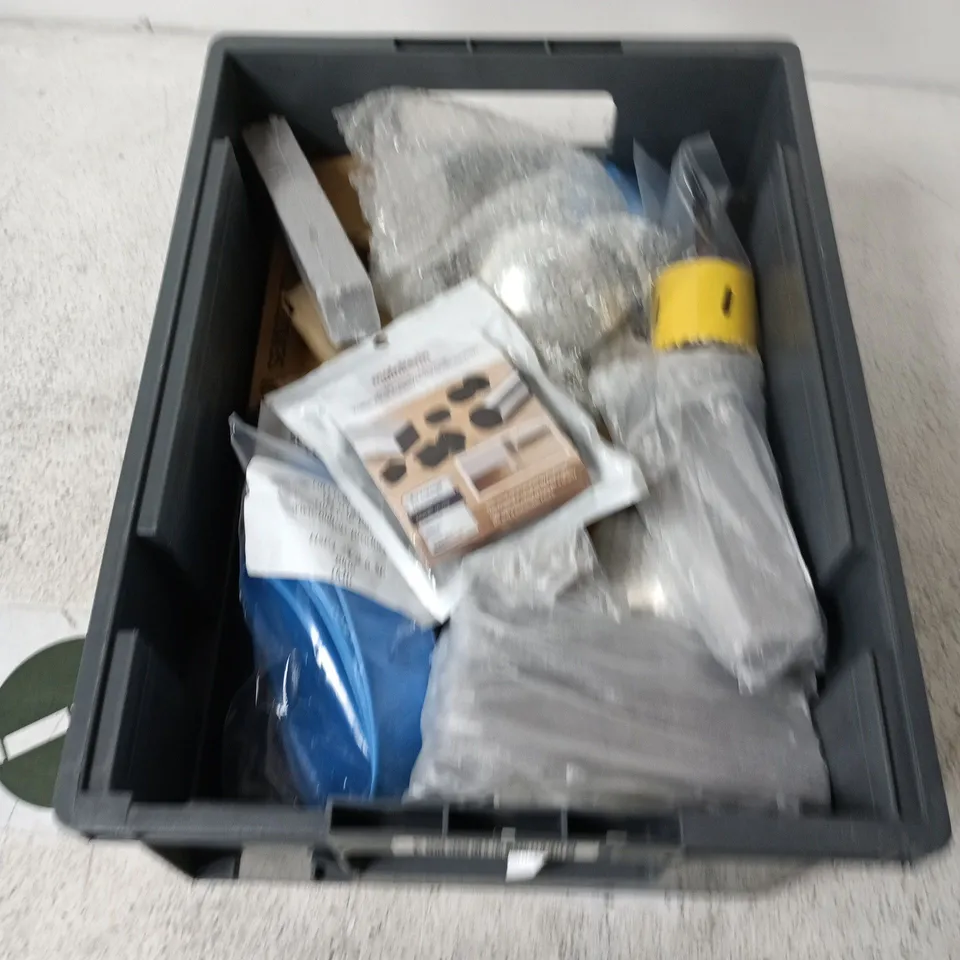 BOX CONTAINING A MIX OF APPROXIMATELY 15 ASSORTED HOUSEHOLD ITEMS INCLUDING VARIOUS METAL PARTS ETC. 