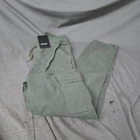 NOON CARGO PANTS IN MILITARY GREEN SIZE S (30)
