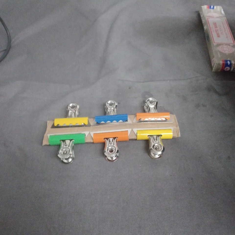 APPROXIMATELY 20 HOUSEHOLD ITEMS INCLUDING WHITE SAGE INCENSE , MULTI COLOURED BULL DOG CLIPS AND CLASSIC FACE MASK