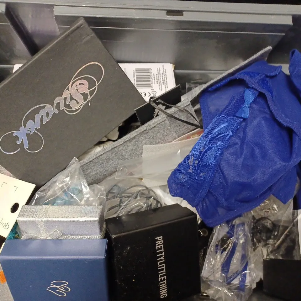 BOX OF APPROX 20 COSTUME JEWELLERY ITEMS INCLUDING RINGS, BRACELETS AND NECKLACES