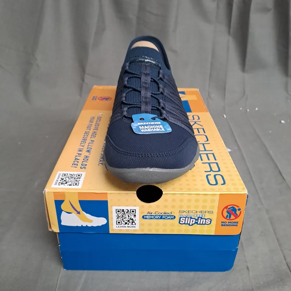 BOXED PAIR OF SKETCHERS SLIP IN TRAINERS SIZE 5.5