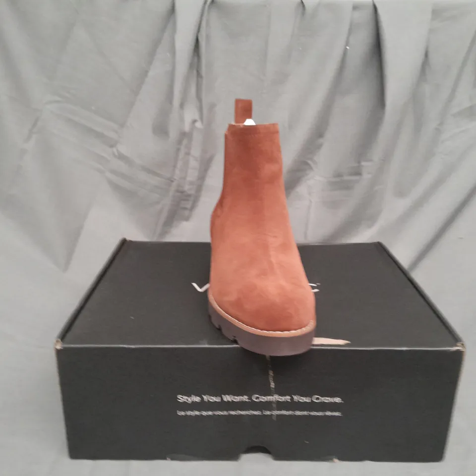 BOXED PAIR OF VIONIC CHARM BRIGHTON CHELSEA BOOTS IN TAN SIZE 4.5 