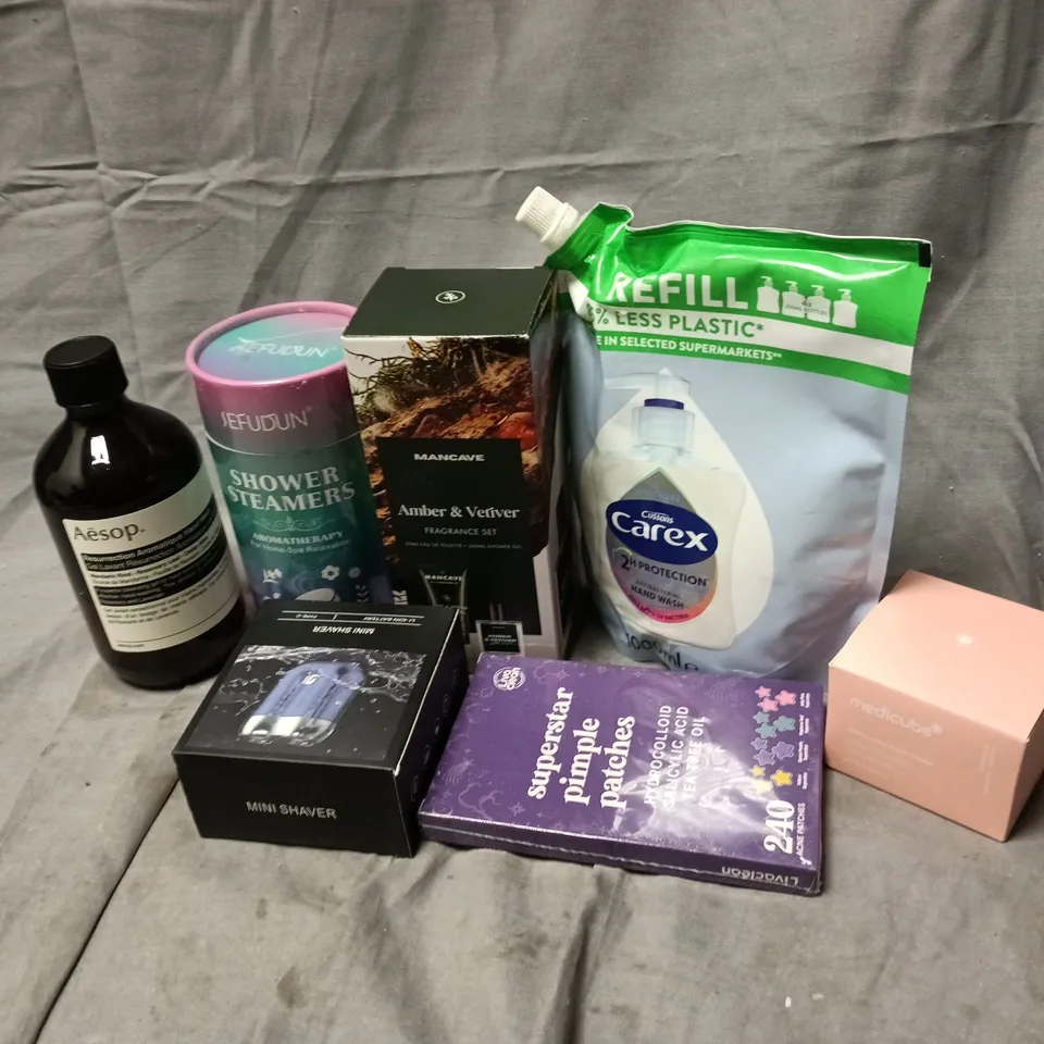 APPROXIMATELY 15 ASSORTED COSMETICS ITEMS TO INCLUDE MANCAVE AMBER & VETIVER FRAGRANCE SET, MEDICUBE TRIPLE COLLAGEN CREAM, MINI SHAVER, ETC