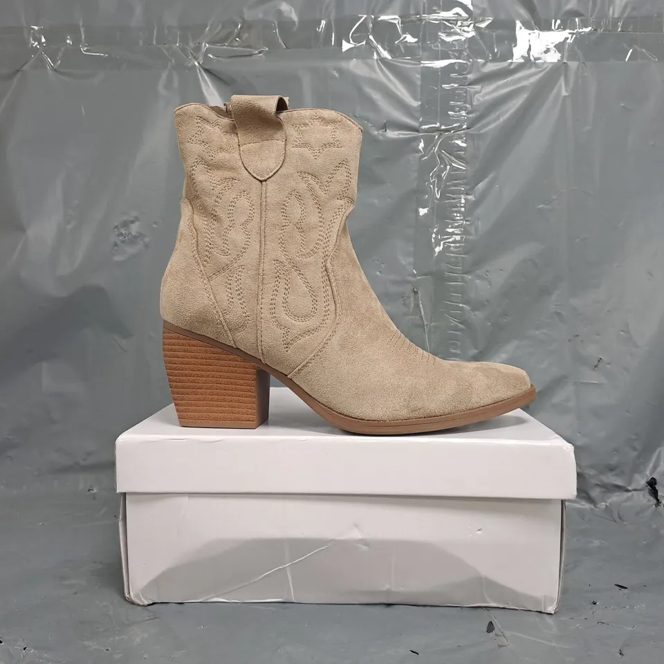 BOXED PAIR OF UNBRANDED WESTERN STYLE BOOTS IN LIGHT TAUPE SIZE EU 38