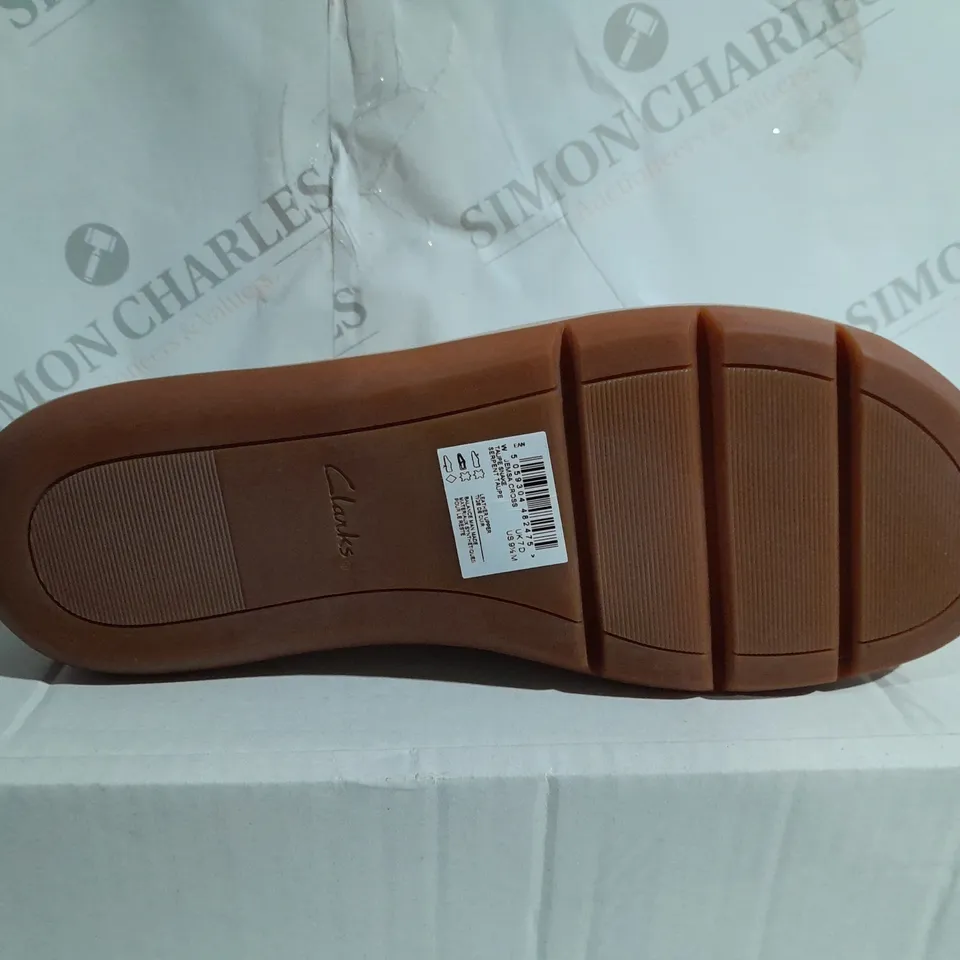 CLARKS SHOE BOXES CONTAINING JEMSA CROSS SANDAL TAUPE SNAKE SIZE 7