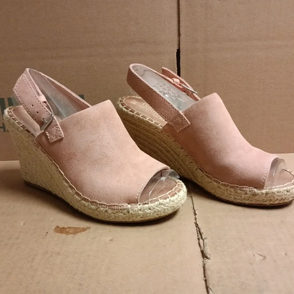 BOXED PAIR OF TOMS PEEP TOE WEDGE SANDALS IN PINK SIZE UK 4