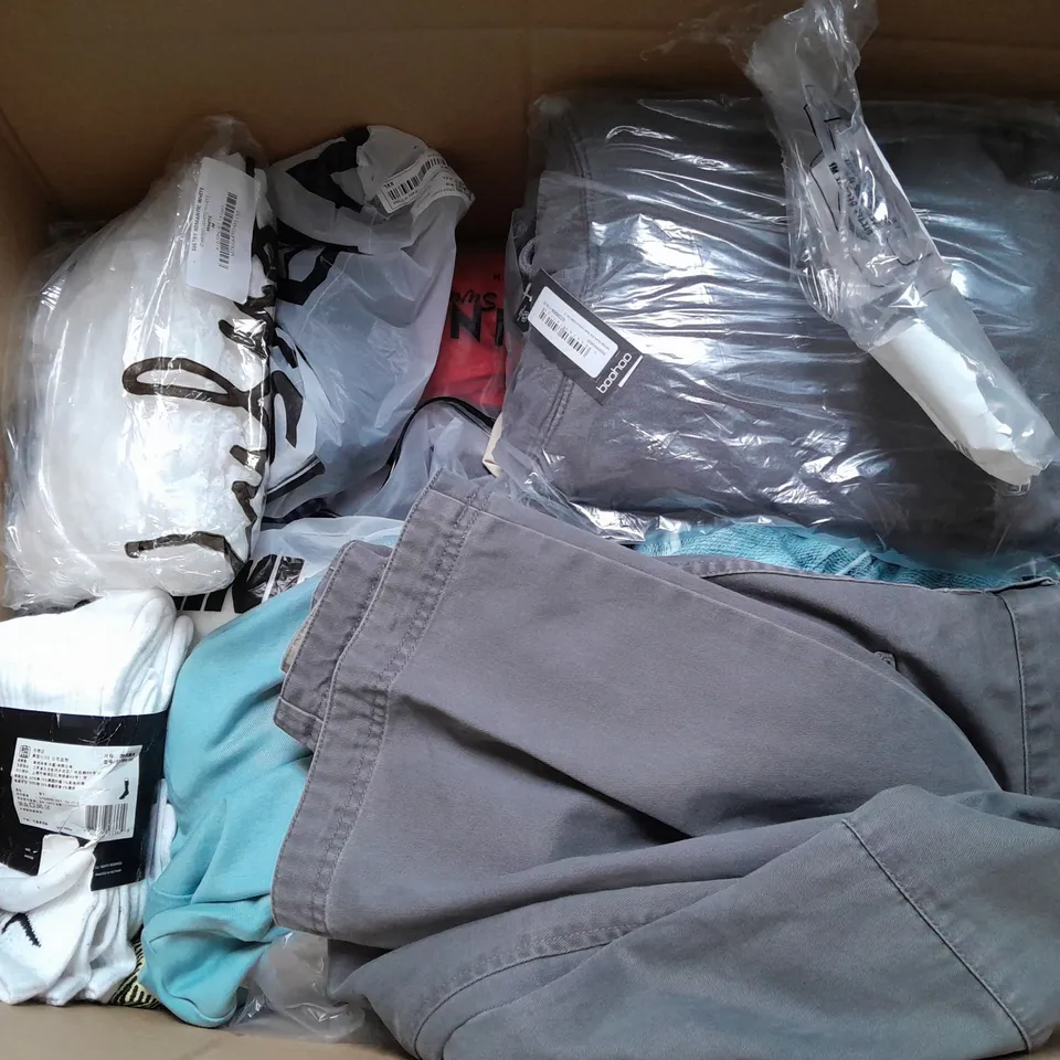 BOX OF APPROXIMATELY 25 ASSORTED CLOTHING ITEMS TO INCLUDE - T-SHIRT , SWIMSUIT BRA  , JACKET ECT