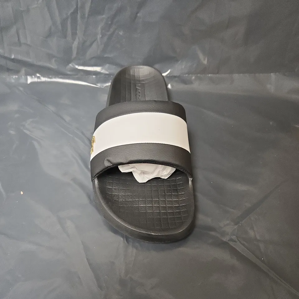 UNBOXED PAIR OF LACOSTE SERVE SLIDE HYBRIDS IN BLACK/WHITE - UK 8
