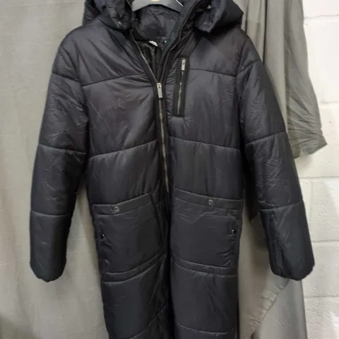 BOX OF APPROXIMATELY 20 ASSORTED CLOTHING ITEMS TO INCLUDE: BLACK PUFFER COAT AND PINK PUFFER COAT