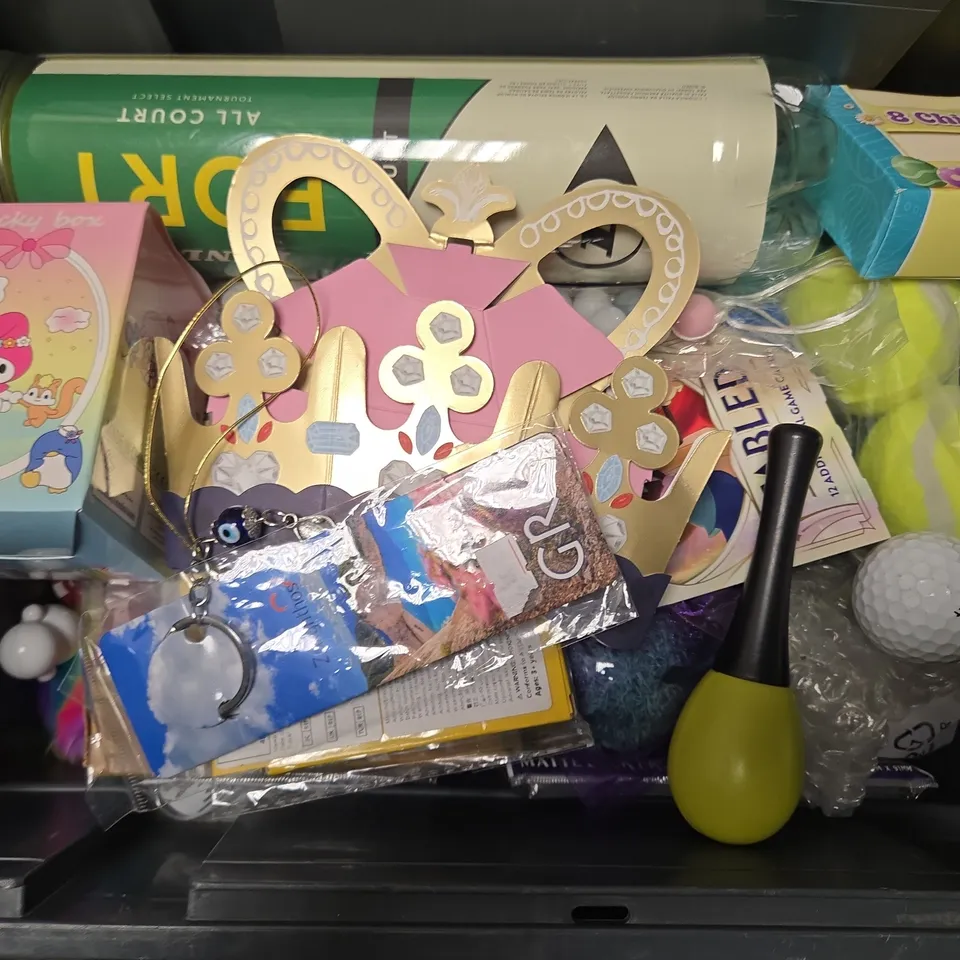 APPROXIMATELY 15 ASSORTED TOYS & GAMES PRODUCTS TO INCLUDE DUNLOP TENNIS BALLS, STAR SKY TOY, KEY RING, ETC