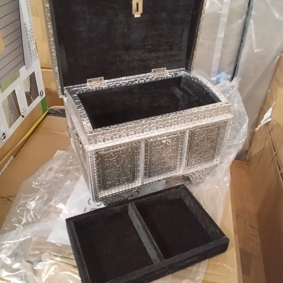 BOXED ALEXANDRA HOUSE LIVING JEWELRY BOX - SILVER (1 BOX)