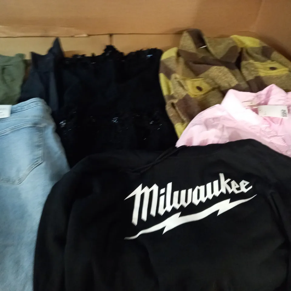 LARGE QUANTITY OF ASSORTED CLOTHING ITEMS TO INCLUDE ZARA, H&M AND GYMSHARK
